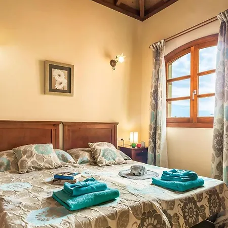 Sleeps 6 Wifi Villa
